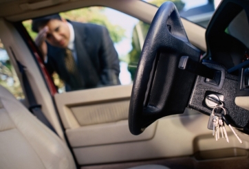 5 mẹo mở khóa xe ô tô không cần thợ khi quên chìa bên trong