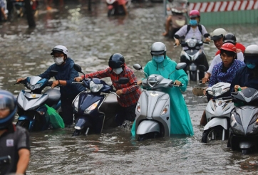 Làm gì để giúp xe máy 'sống sót' khi đi qua vùng ngập nước?
