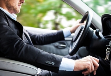 Lái xe ô tô càng chậm càng tiết kiệm xăng đúng hay sai?