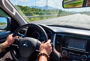Tư thế cầm vô lăng đúng chuẩn tài xế nào cũng nên biết