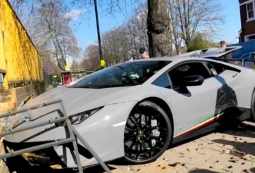 Những 'khách sộp' mua xe sang xui xẻo nhất thế giới 