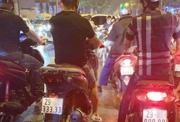 3 chiếc tay ga biển ngũ quý chạy song song trên đường Hà Nội