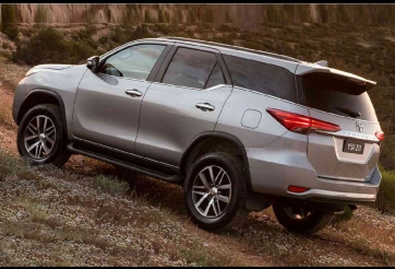 Toyota Fortuner ưu đãi lớn tháng 7, cạnh tranh Mazda CX-8