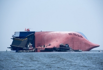 Trục vớt con tàu chứa 4.200 xe ô tô bị chìm dưới đáy biển