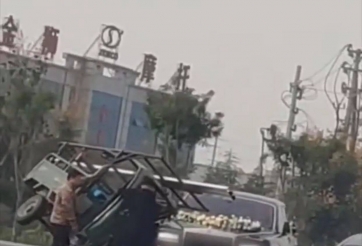 Đâm vào Roll-Royce, tài xế xe ba gác 'khóc ngất' vì số tiền phải đền