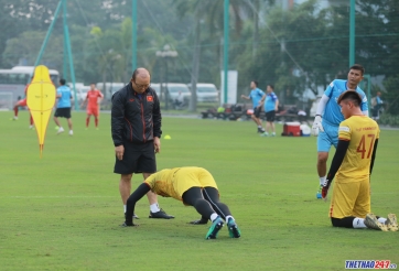 VIDEO: HLV Park Hang-seo thị phạm thủ môn U22 Việt Nam cực đáng yêu