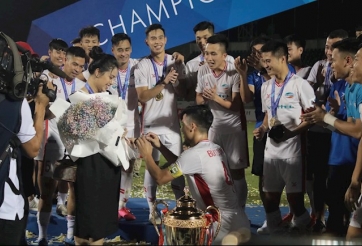 VIDEO: Đội trưởng Viettel cầu hôn bạn gái bằng nhẫn kim cương