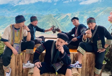 Tân vương V-League 2020 hóa trai bản đại náo Sapa