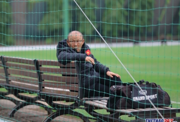 HLV Park Hang Seo thẫn thờ nhìn U22 Việt Nam tập luyện