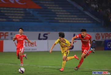 Văn Toàn gặp gỡ nhân vật đặc biệt sau chiến thắng trước Viettel