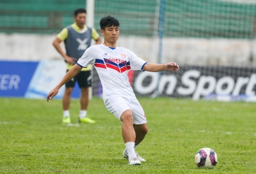 Tuyển thủ Việt Nam ghi bàn bằng cú đánh đầu với quỹ đạo khó tin