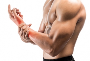 Chấn thương cổ tay khi tập gym: Nguyên nhân, triệu chứng & cách xử lý