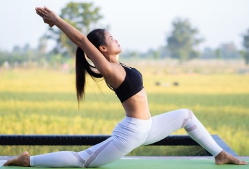 7 bài tập yoga đơn giản giúp bắp tay thon gọn nhanh chóng