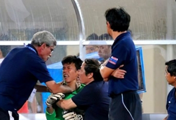 VIDEO: Tấn Trường lên tiếng về bức ảnh bị HLV Calisto bóp cổ