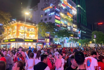 “Biển người” ăn mừng chiến thắng của U22 Việt Nam tại Phố đi bộ Nguyễn Huệ 