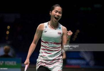 Tay vợt Thái Lan Ratchanok đánh bại hạt giống số 1 ở bán kết