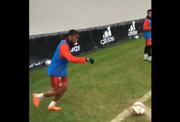 VIDEO: Costa sử dụng kỹ thuật khó vẽ siêu phẩm trên sân tập