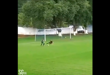 VIDEO: Thủ môn phản lưới 'xuất thần' sau pha cứu thua xuất sắc