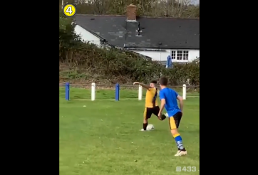 VIDEO: Cầu thủ sút penalty đánh lừa người xem