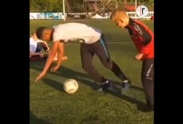 VIDEO: Thi triển siêu kỹ thuật, dùng đầu xỏ háng đối phương