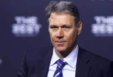 Van Basten nhận ‘mưa gạch đá’ sau phát biểu về MU