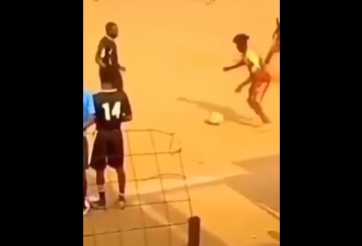 VIDEO: Cầu thủ bị đá 'nhấc người' vì thể hiện kỹ thuật lố