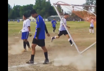 VIDEO: Cầu thủ nằm gọn trong khung thành sau cú sút không thể cản phá