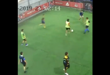 VIDEO: Khi 'kẻ cắp gặp bà già' trên sân bóng