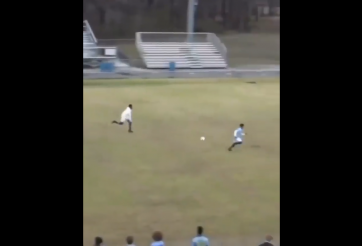 VIDEO: Khi hậu vệ 'tấu hài' đá cùng thủ môn 'trên bảo dưới không nghe'