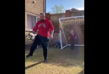 VIDEO: Cú vô lê chia rẽ hạnh phúc gia đình nhất năm