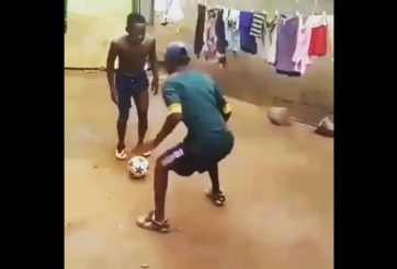 VIDEO: Chết cười với kỹ thuật 'dị' khiến đối phương 'vồ ếch'