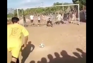 VIDEO: Cú đá penalty 'lườm rau gắp thịt', 'tấu hài' nhất năm