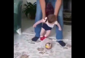 VIDEO: Thiên tài bóng đá, chưa biết đi đã làm được kỹ thuật siêu đỉnh