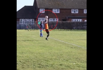 VIDEO: Đã tìm ra pha ném biên 'tấu hài' nhất năm