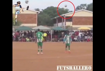 VIDEO: Thi triển kỹ thuật 'dị', cầu thủ tự sút bóng vào đầu