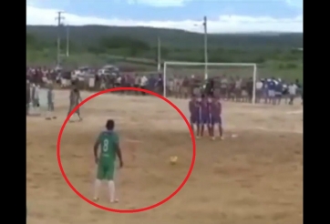 VIDEO: Fan cuồng CR7 học đòi R.Carlos và cái kết ngỡ ngàng