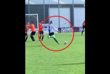 VIDEO: Cú đá phạt 'siêu lừa' khiến tất cả không tin vào mắt mình