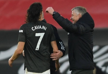 HLV Solskjaer lên tiếng sau khi Cavani may mắn thoát thẻ đỏ