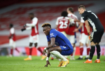 Chelsea thảm bại trước Arsenal trong Ngày lễ tặng quà