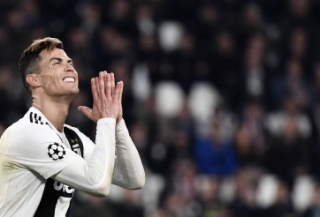 VIDEO: Ronaldo bị biến thành gã hề với chỉ một cú chạm bóng