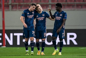 Odegaard tái hiện siêu phẩm Messi, Arsenal mở tiệc