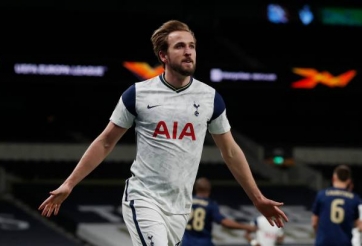 Harry Kane tỏa sáng, Tottenham đặt một chân vào tứ kết