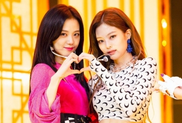 Bạn gái G-Dragon đánh gót phản lưới siêu hài sau cú sút của Jisoo Blackpink