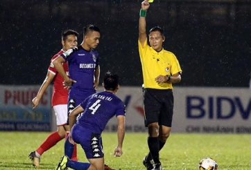 Trọng tài 'bẻ còi' cứng họng trước màn chất vấn dữ dội từ cầu thủ Bình Dương