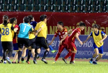 Vụ nữ cầu thủ đánh nhau: 'CĐV nam cầm bảng phang vào đầu em'