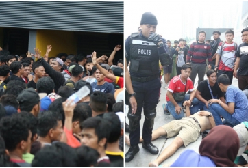 CĐV Malaysia chen lấn, giẫm đạp mua vé xem CK với Việt Nam