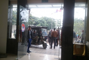 Xe ba gác lao vào trụ sở, hàng rong tranh thủ bán hàng kiếm lời