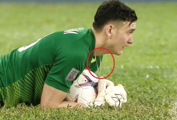 Văn Lâm vi phạm luật thi đấu?