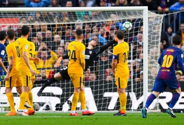 VIDEO: Jan Oblak đồng cảnh ngộ Văn Lâm khi cản phá quả phạt của Messi