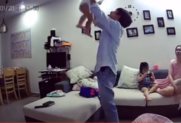 VIDEO: Xúc động hình ảnh ông bố trông con ăn mừng chiến công của ĐTVN